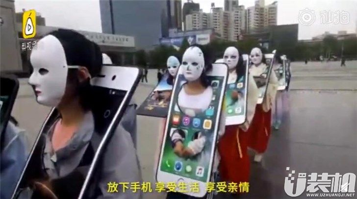 山西中学生背“手机枷锁”上街游行，引发网友热议