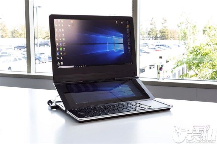 全球首款带有两个屏幕的笔记本电脑