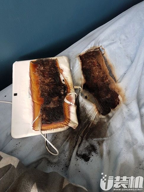 11岁男孩将平板电脑放床上整夜充电 床垫烧出一个洞！